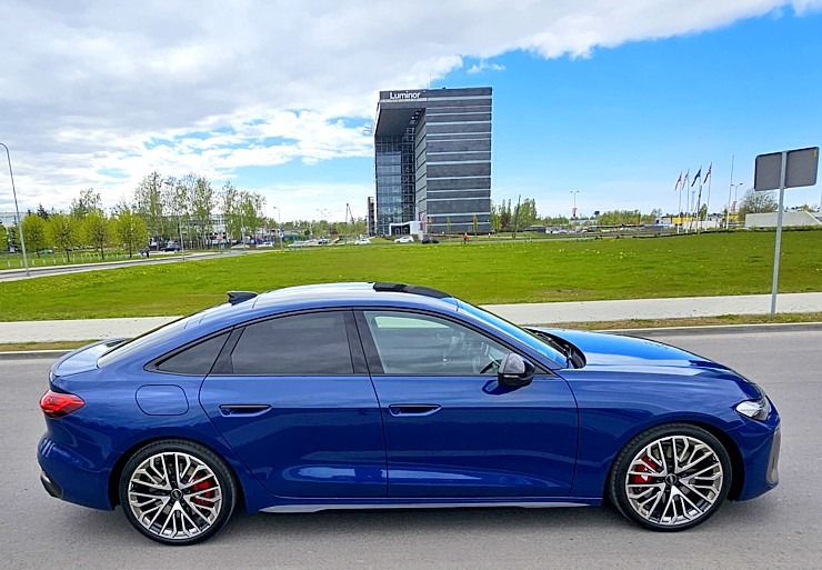 Ar 367 zirgspēku jaudīgo «Audi S5 Sedan» apceļojam Rīgu un Pierīgu 371326