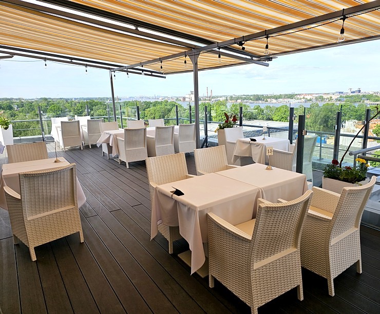 Pārdaugavas viesnīca «Riga Islande Hotel» jumta terase piedāvā burvīgu panorāmas skatu un garšīgu ēdienkarti Pārdaugavas viesnīca «Riga Islande Hotel» jumta terase piedāvā burvīgu panorāmas skatu un garšīgu ēdienkarti 371779