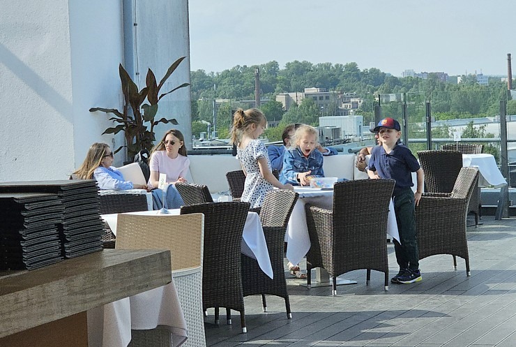 Pārdaugavas viesnīca «Riga Islande Hotel» jumta terase piedāvā burvīgu panorāmas skatu un garšīgu ēdienkarti Pārdaugavas viesnīca «Riga Islande Hotel» jumta terase piedāvā burvīgu panorāmas skatu un garšīgu ēdienkarti 371780