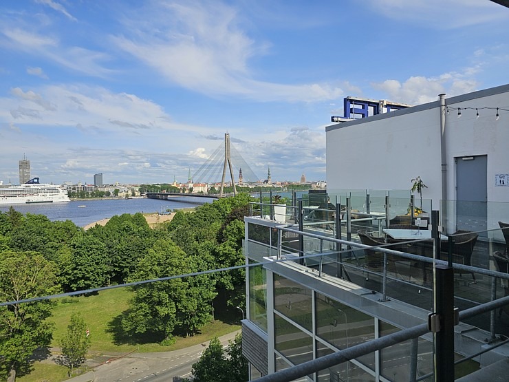 Pārdaugavas viesnīca «Riga Islande Hotel» jumta terase piedāvā burvīgu panorāmas skatu un garšīgu ēdienkarti Pārdaugavas viesnīca «Riga Islande Hotel» jumta terase piedāvā burvīgu panorāmas skatu un garšīgu ēdienkarti 371781