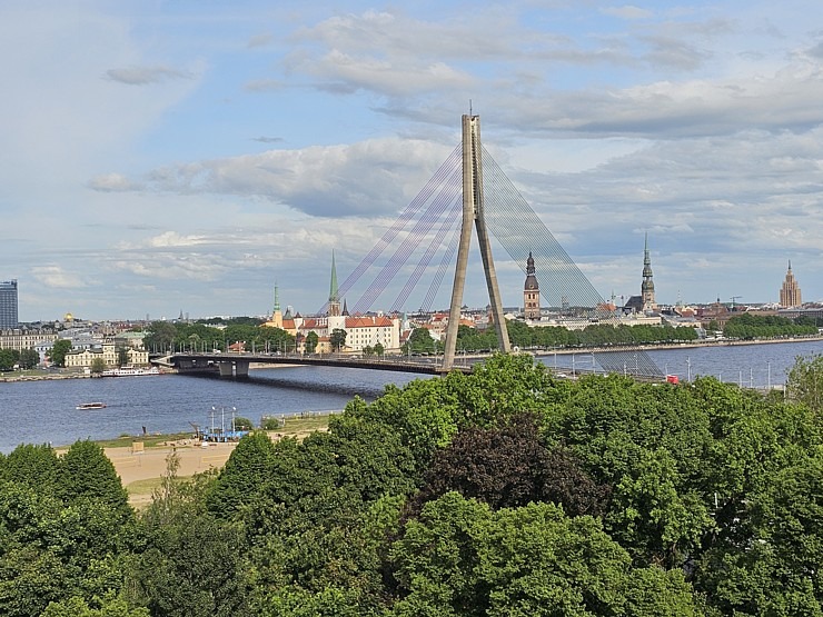 Pārdaugavas viesnīca «Riga Islande Hotel» jumta terase piedāvā burvīgu panorāmas skatu un garšīgu ēdienkarti Pārdaugavas viesnīca «Riga Islande Hotel» jumta terase piedāvā burvīgu panorāmas skatu un garšīgu ēdienkarti 371782