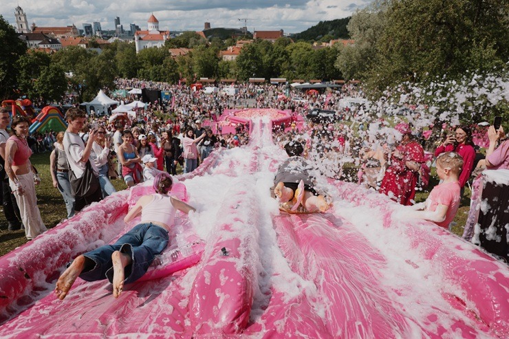 Viļņā ar pamatīgu festivālu godina Rozā jeb auksto zupu 371888