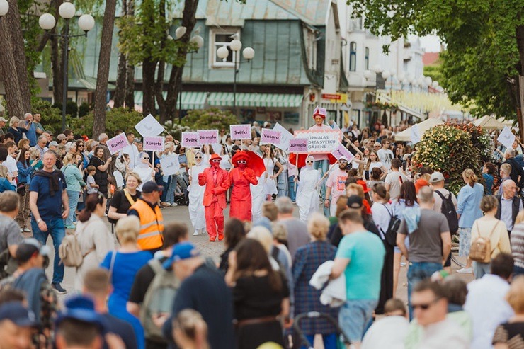 Ar skaistu gājienu Jūrmalā atklāj Kūrorta svētkus 371921