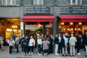 Rīgas centrā atklāta jauna telpa maltīšu un mākslas baudīšanai