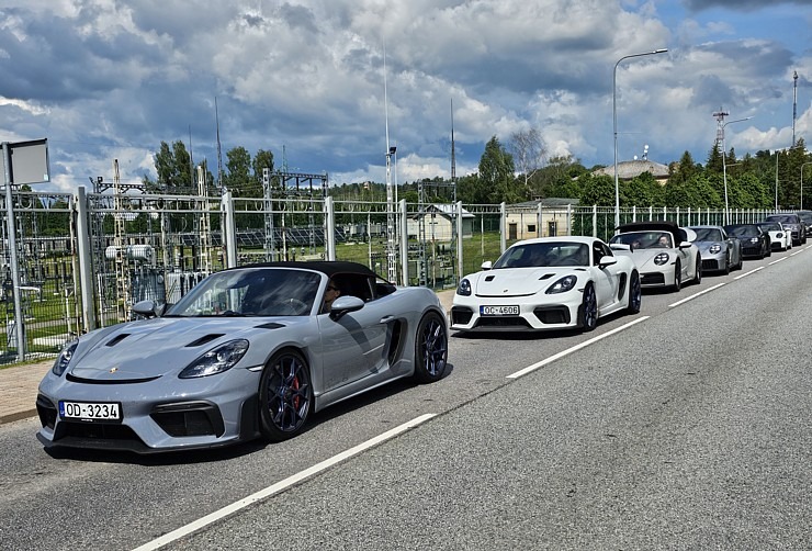 Piedalamies «Porsche Latvija» klientu dienās, lai paceļotu ar dažādiem Porsche 911 un 718 spēkratiem 372536