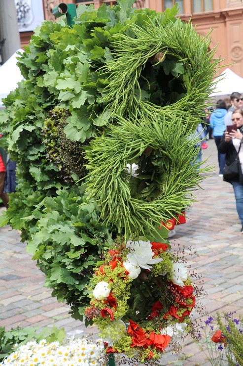 Rīgas Doma laukumā norisinās ikgadējais Zāļu tirgus 372808