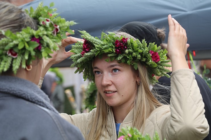 Rīgas Doma laukumā norisinās ikgadējais Zāļu tirgus 372820
