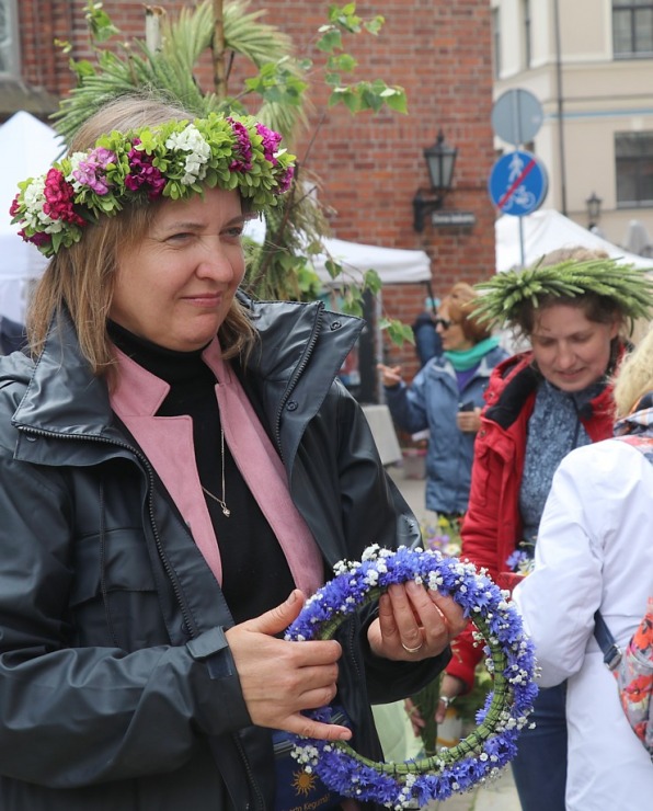 Rīgas Doma laukumā norisinās ikgadējais Zāļu tirgus 372823