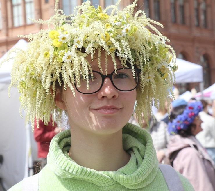 Rīgas Doma laukumā norisinās ikgadējais Zāļu tirgus 372828