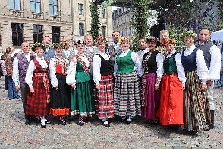 Rīgas Doma laukumā norisinās ikgadējais Zāļu tirgus 372836