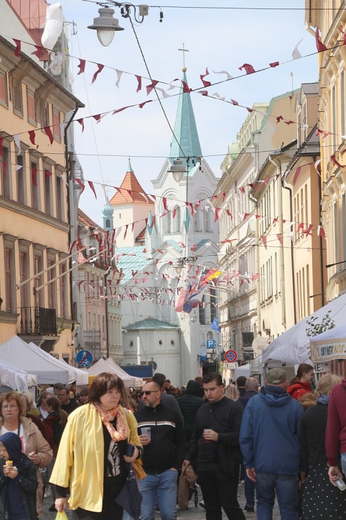 Rīgas Doma laukumā uz tirgu līgo noskaņās sabraukuši zemnieki un amatnieki no visas Latvijas 372881
