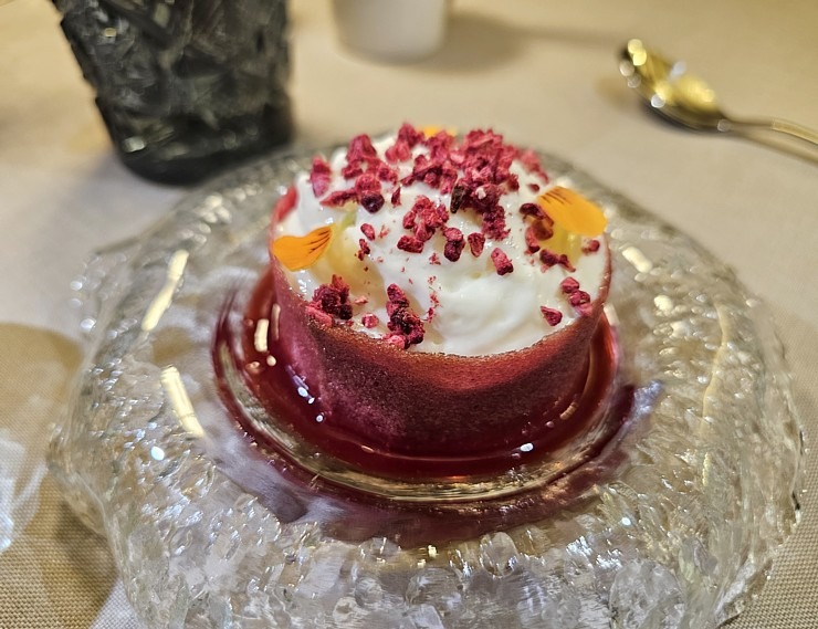 Vecrīgas Michelin saraksta viesnīcas «Grand Palace Hotel» restorāns «Seasons» piedāvā jaunu un izsmalcinātu ēdienkarti 373100