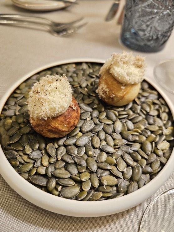 Vecrīgas Michelin saraksta viesnīcas «Grand Palace Hotel» restorāns «Seasons» piedāvā jaunu un izsmalcinātu ēdienkarti 373070