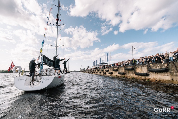 Ar krāšņu parādi Daugavā atklāj GoRR regati 373136