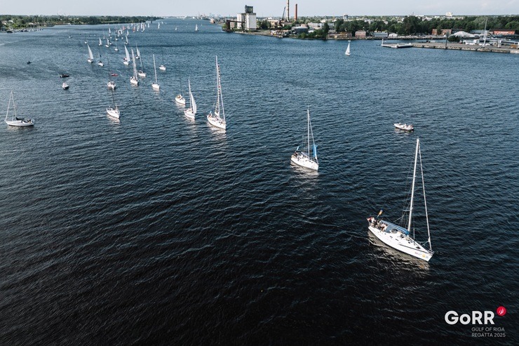 Ar krāšņu parādi Daugavā atklāj GoRR regati 373137