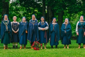 Ar rīta sauli svin Dainu kalnu 40. dzimšanas dienu 24