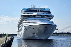 Rīgas pasažieru ostā pirmo reizi ienāk luksusa kruīza kuģis «Oceania Vista» ar 1200 pasažieru vietām - Foto