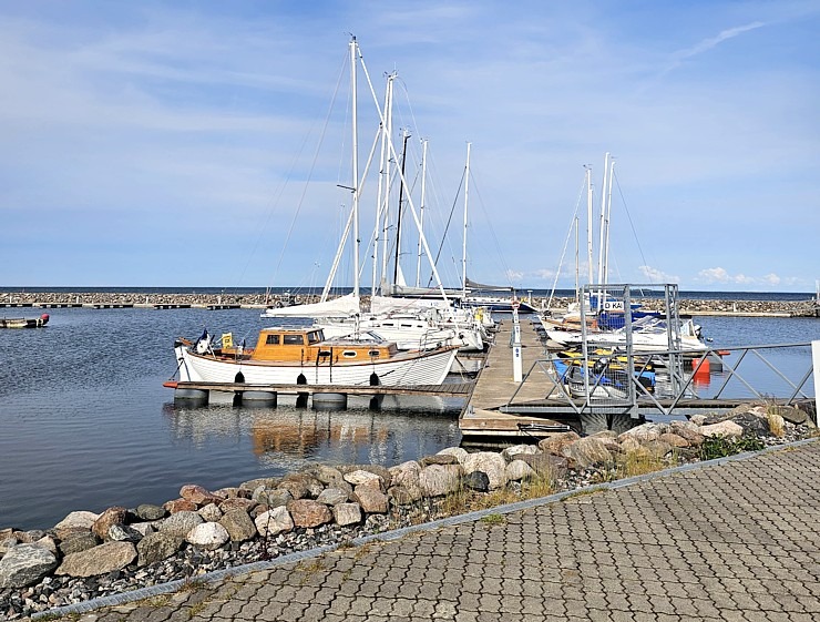 Igauņu Hījumā salā ir vairākas nelielas ostas, kas kalpo vietējiem un tūristiem 373825