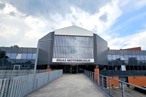 Rīgas Motormuzejā atklāj unikālu izstādi «Skaistuma trajektorijas» - Foto