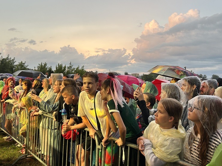 Līvāni dzīvi un svin pat lietū 374014