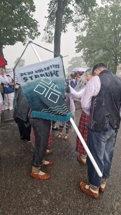 Līvāni dzīvi un svin pat lietū 374020