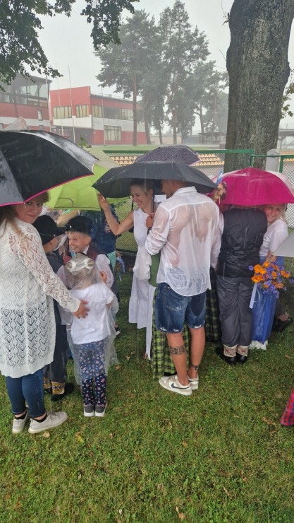 Līvāni dzīvi un svin pat lietū 374021