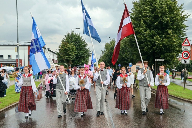 Līvāni dzīvi un svin pat lietū 374004