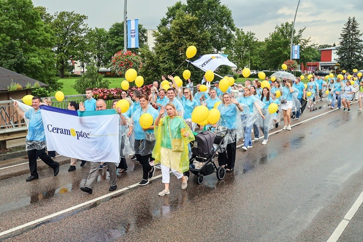 Līvāni dzīvi un svin pat lietū 374007