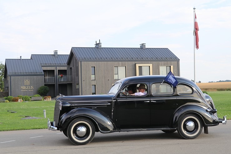 Atpūtas komplekss «Miķelis» Bauskas novadā pulcē antīko automobiļu braucējus 374191