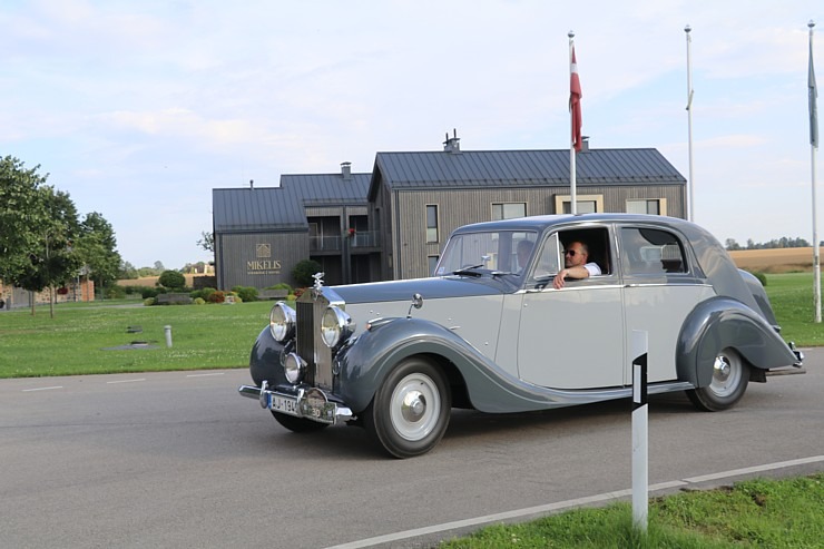 Atpūtas komplekss «Miķelis» Bauskas novadā pulcē antīko automobiļu braucējus 374197