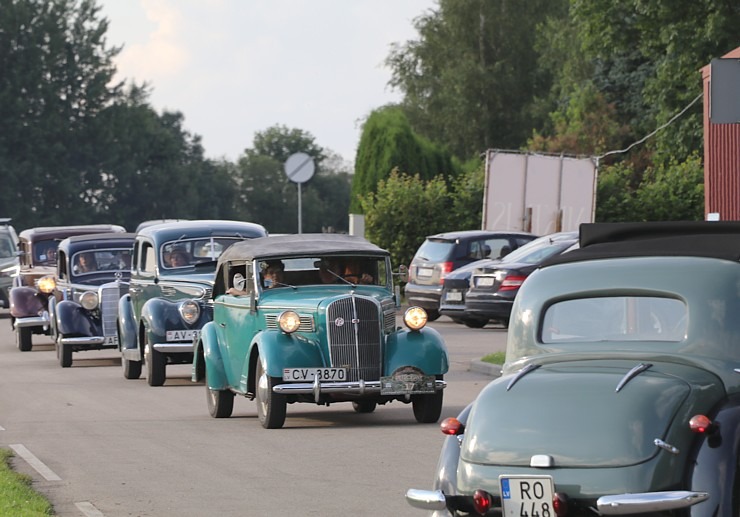 Atpūtas komplekss «Miķelis» Bauskas novadā pulcē antīko automobiļu braucējus 374180