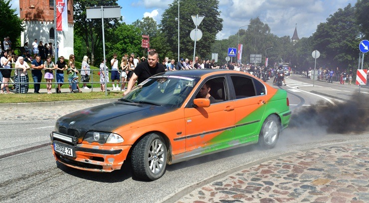 Dienvidkurzemes novada Priekulē līksmi un izzinoši svin Ikara svētkus 374237