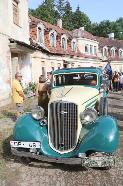 Kaucmindes muiža Bauskas novadā pulcē antīko automobiļu braucējus 374261