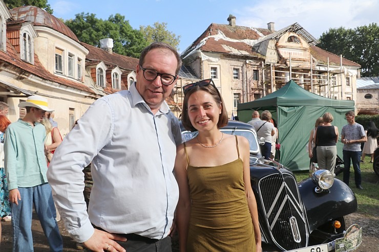 Kaucmindes muiža Bauskas novadā pulcē antīko automobiļu braucējus 374263