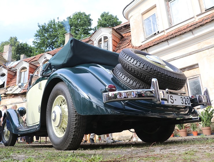 Kaucmindes muiža Bauskas novadā pulcē antīko automobiļu braucējus 374275
