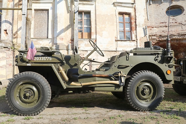 Kaucmindes muiža Bauskas novadā pulcē antīko automobiļu braucējus 374277
