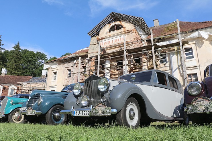 Kaucmindes muiža Bauskas novadā pulcē antīko automobiļu braucējus 374281