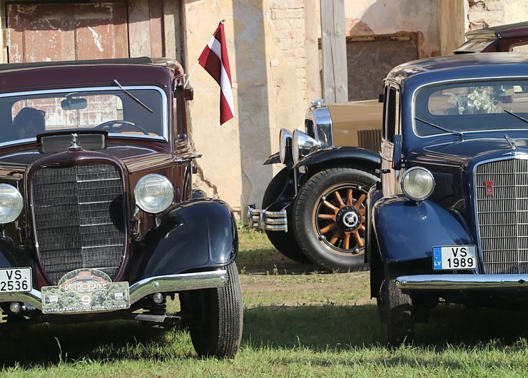 Kaucmindes muiža Bauskas novadā pulcē antīko automobiļu braucējus 374286