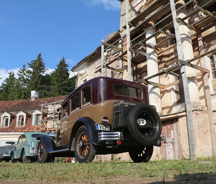 Kaucmindes muiža Bauskas novadā pulcē antīko automobiļu braucējus 374287