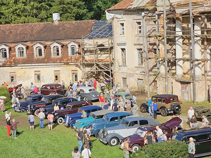 Kaucmindes muiža Bauskas novadā pulcē antīko automobiļu braucējus 374256
