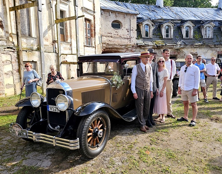 Kaucmindes muiža Bauskas novadā pulcē antīko automobiļu braucējus 374259