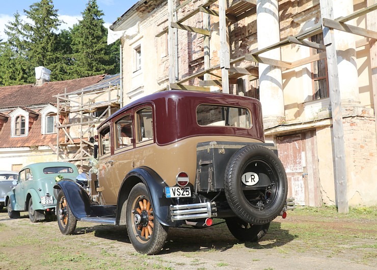 Kaucmindes muiža Bauskas novadā pulcē antīko automobiļu braucējus 374260