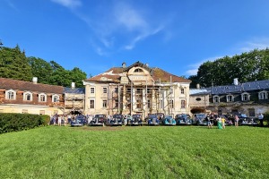 Kaucmindes muiža Bauskas novadā pulcē antīko automobiļu braucējus - Foto