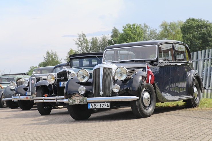 Pie Rīgas Motormuzeja Bauskas filiāles pulcējas antīko automobiļu braucēji 374312