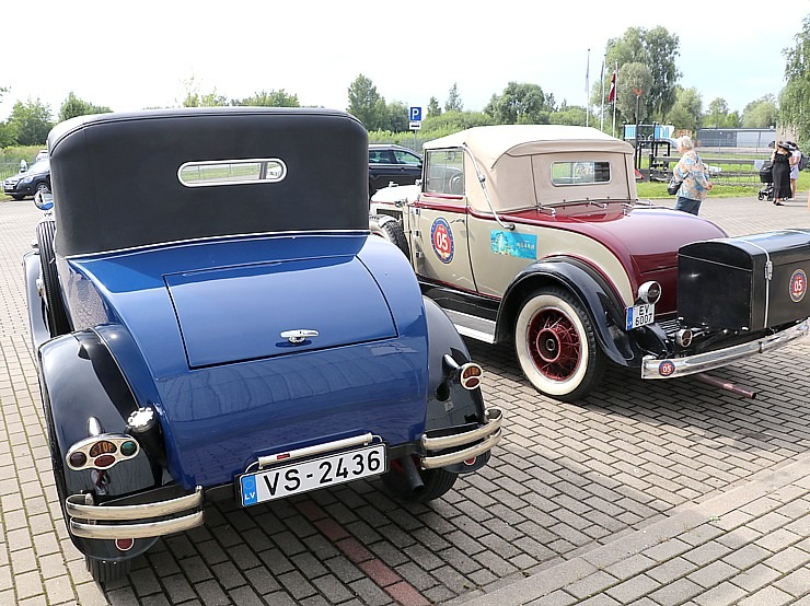 Pie Rīgas Motormuzeja Bauskas filiāles pulcējas antīko automobiļu braucēji 374321