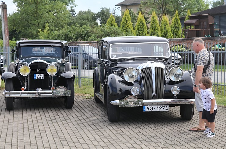 Pie Rīgas Motormuzeja Bauskas filiāles pulcējas antīko automobiļu braucēji 374323