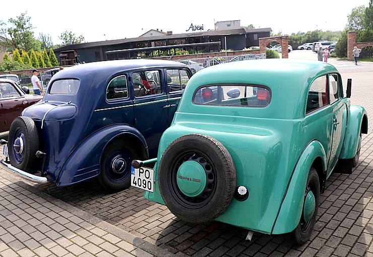 Pie Rīgas Motormuzeja Bauskas filiāles pulcējas antīko automobiļu braucēji 374324
