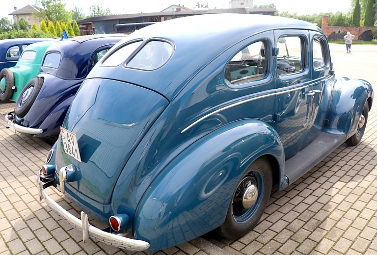 Pie Rīgas Motormuzeja Bauskas filiāles pulcējas antīko automobiļu braucēji 374327