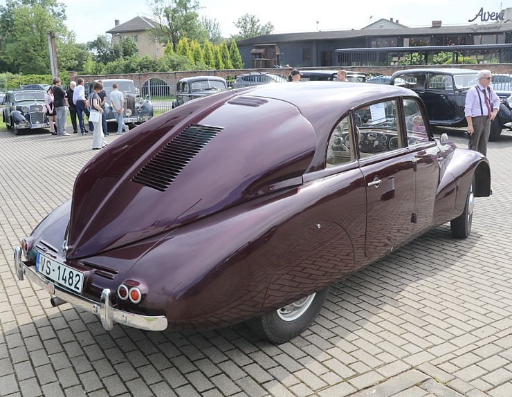 Pie Rīgas Motormuzeja Bauskas filiāles pulcējas antīko automobiļu braucēji 374328