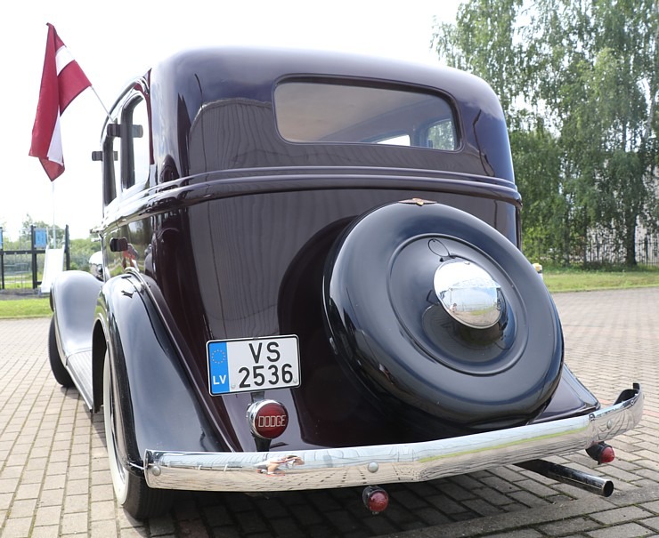 Pie Rīgas Motormuzeja Bauskas filiāles pulcējas antīko automobiļu braucēji 374329
